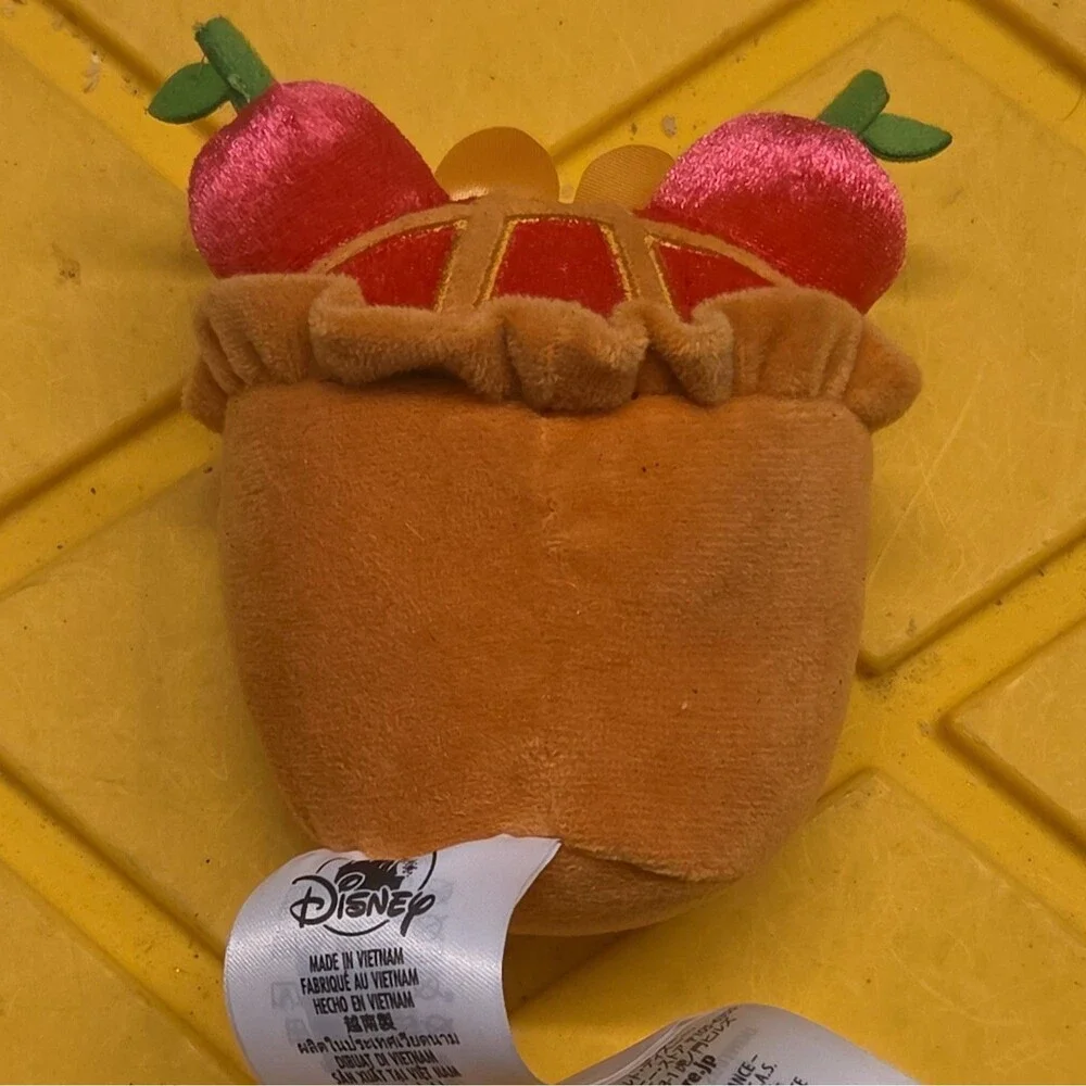 Disneyland Resort Munchlings Baked Treats Remix Plush - Minnie Mouse Cherry Tart